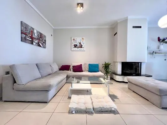 Central Apartment In Quiet Neighborhood Near Sandy Beach